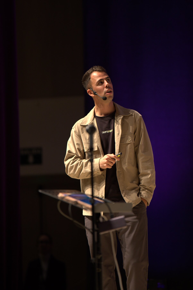 Eric Sanz, co-fundador de Descentralizados, impartiendo el webinar en directo